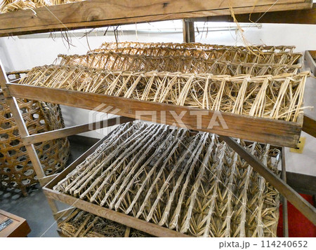 岩手県の北上山地の養蚕産業のワラで作ったかいこの寝床寝床 114240652