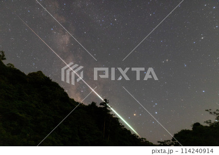 天の川と流れ星 114240914