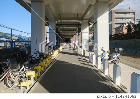 京王相模原線の高架下の駐輪場（京王よみうりランド駅） 114241062