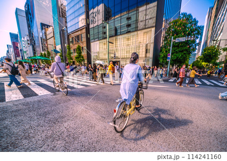 日本の東京都市景観 自転車さま（運転は2台とも女性）のお通りだ…銀座ホコ天で…唖然…＝5月5日 114241160