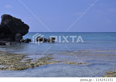 沖縄県読谷村の干潮時の岩と碧い海と青い空 沖縄県読谷村の干潮時の岩と碧い海と青い空 114241331