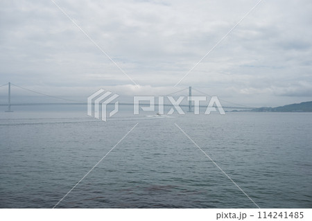 明石海峡大橋と海 114241485