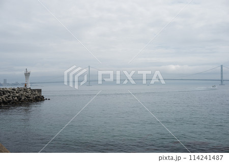 明石海峡大橋と海 114241487