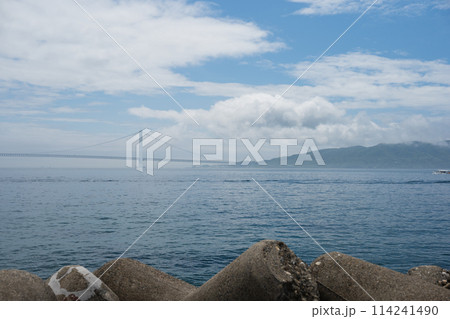 明石海峡大橋と青空 114241490