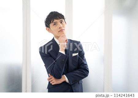 腕組みをして悩む男性ビジネスマン 114241643