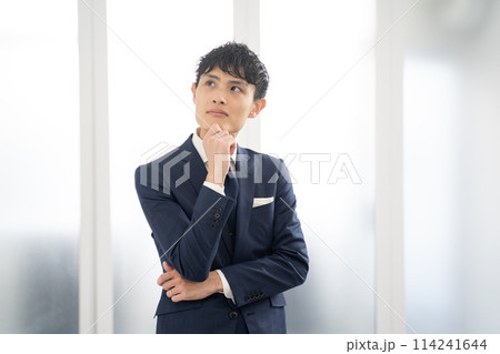 腕組みをして悩む男性ビジネスマン 114241644