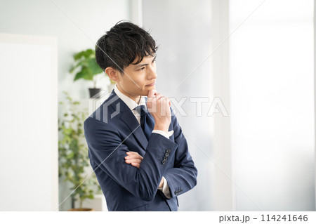 腕組みをして悩む男性ビジネスマン 114241646