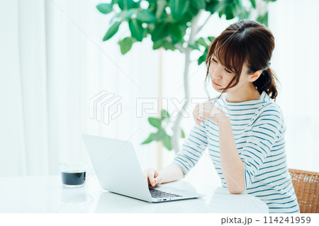 カフェで仕事をする女性。 114241959