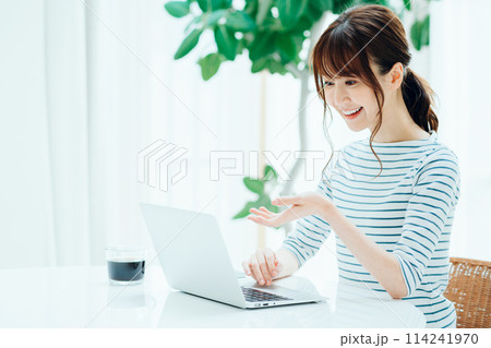 カフェで仕事をする女性。 カフェで仕事をする女性。 114241970