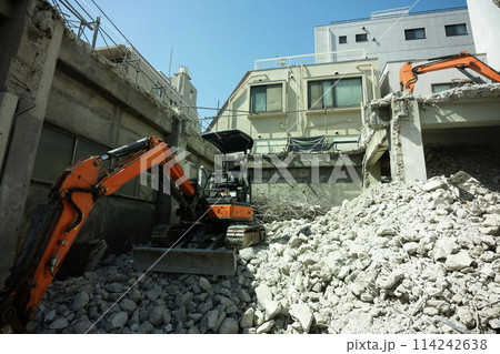 ビルの解体中の現場、掘削工事中の建物 ビルの解体中の現場、掘削工事中の建物 114242638