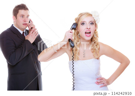 Groom and bride calling to each other Groom and bride calling to each other 114242910