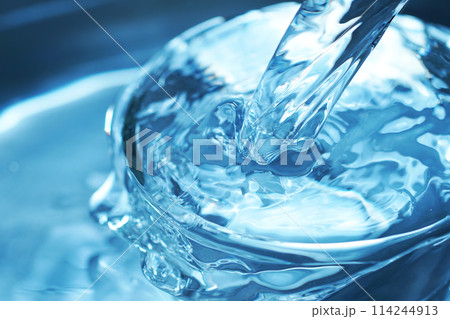 勢い良くグラスに落ちる水 114244913