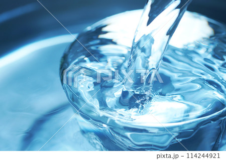 勢い良くグラスに落ちる水 114244921
