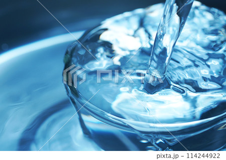 勢い良くグラスに落ちる水 勢い良くグラスに落ちる水 114244922