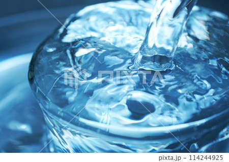 勢い良くグラスに落ちる水 勢い良くグラスに落ちる水 114244925