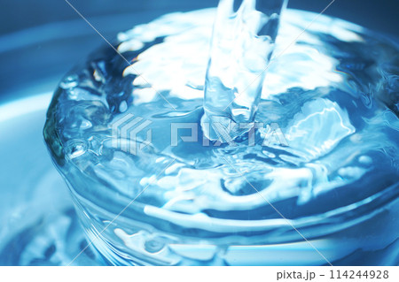 勢い良くグラスに落ちる水 勢い良くグラスに落ちる水 114244928