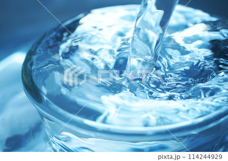 勢い良くグラスに落ちる水 114244929