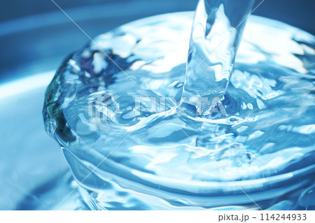 勢い良くグラスに落ちる水 114244933