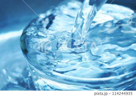 勢い良くグラスに落ちる水 勢い良くグラスに落ちる水 114244935