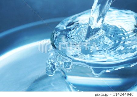 勢い良くグラスに落ちる水 勢い良くグラスに落ちる水 114244940
