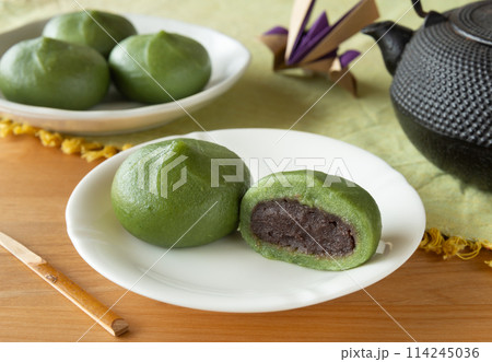 草餅でおやつ　春のよもぎ餅　和菓子 114245036