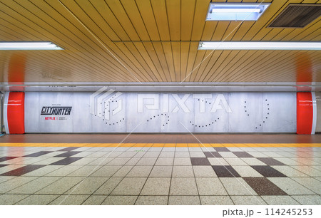 [渋谷・東京] Netflixの映画『シティーハンター』のポスターに書かれた「もっこり」。 114245253