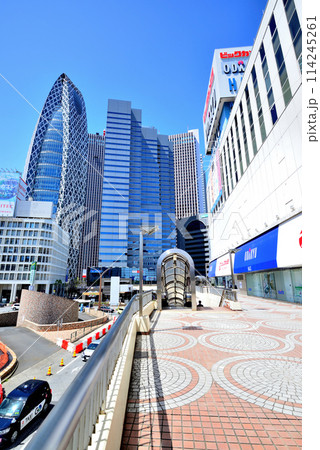 東京　新宿副都心　バス乗り場とビル群の風景 114245261