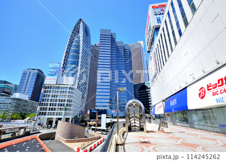 東京　新宿副都心　バス乗り場とビル群の風景 114245262