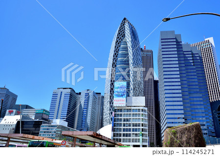 東京 新宿副都心 バス乗り場とビル群の風景 東京 新宿副都心 バス乗り場とビル群の風景 114245271