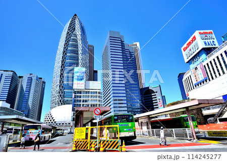 東京　新宿副都心　バス乗り場とビル群の風景 114245277