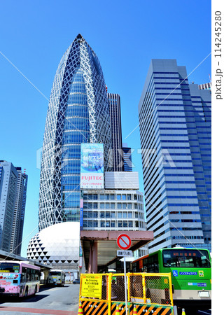東京　新宿副都心　バス乗り場とビル群の風景 114245280