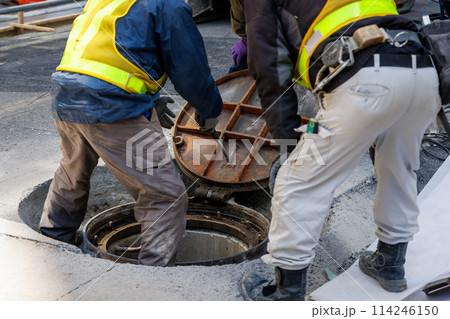 マンホールの蓋を設置する作業員 114246150
