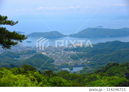 山から漁村を見下ろす風景 114246725