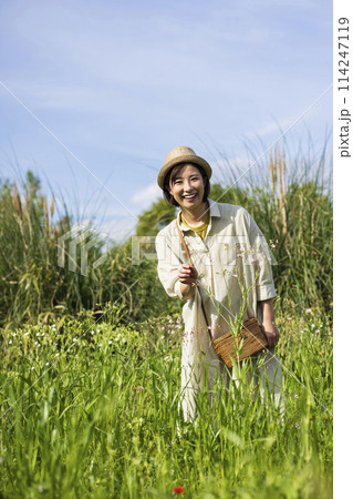 お花を摘む女性 お花を摘む女性 114247119