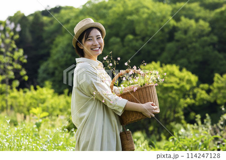 お花を摘む女性 114247128