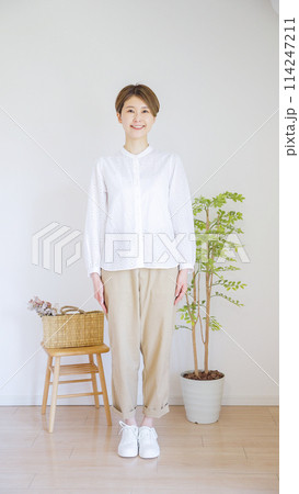 女性春服のファッションコーディネート全身（縦向き） 114247211