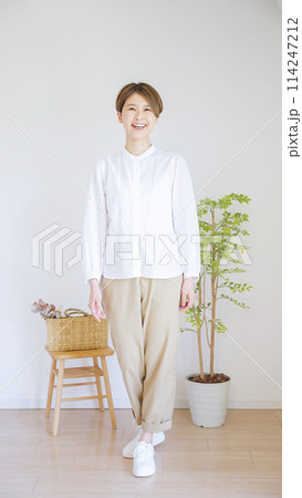 女性春服のファッションコーディネート全身（縦向き） 114247212