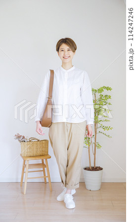 女性春服のファッションコーディネート全身(縦向き) 女性春服のファッションコーディネート全身(縦向き) 114247246