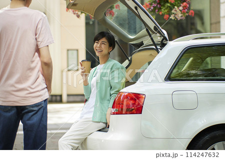 ドライブデートする笑顔の若いカップル 114247632