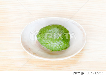 皿に乗せた草餅、よもぎ餅 114247753