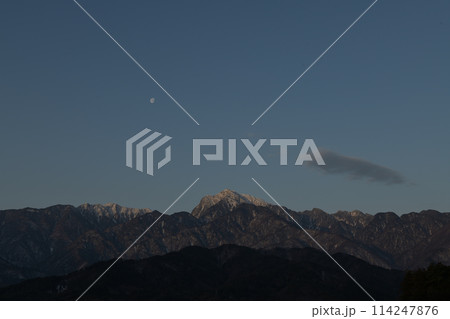 朝日さす南アルプス甲斐駒ケ岳の稜線上の月 朝日さす南アルプス甲斐駒ケ岳の稜線上の月 114247876