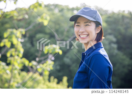 森の中で働く女性 114248145