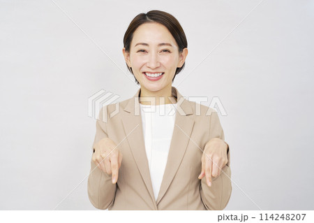 下を指差すミドルエイジのビジネスウーマン　白背景 114248207