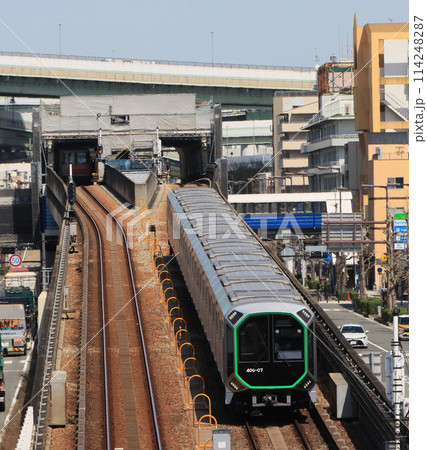 大阪港駅付近を走る大阪メトロ400系電車 114248287