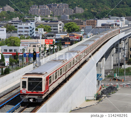 北大阪急行箕面船場阪大前駅付近を走る北大阪急行8000系電車 北大阪急行箕面船場阪大前駅付近を走る北大阪急行8000系電車 114248291