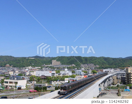 北大阪急行箕面船場阪大前駅付近を走る9000系電車 114248292