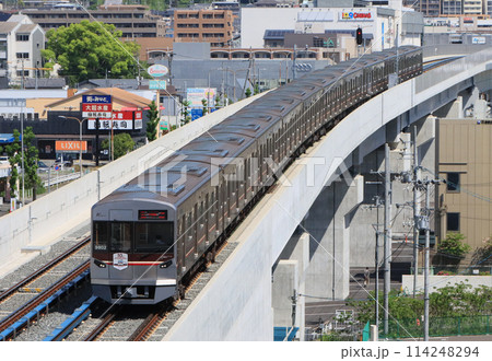 北大阪急行 箕面船場阪大前駅付近を走る9000系電車 北大阪急行 箕面船場阪大前駅付近を走る9000系電車 114248294