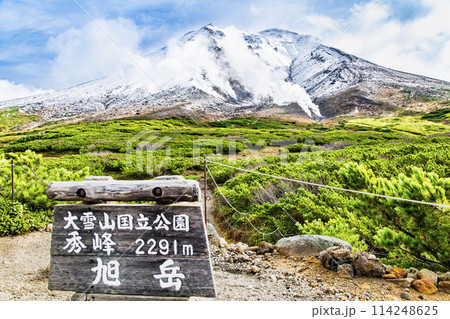 北海道 初冠雪の旭岳　～第一展望台から～ 114248625