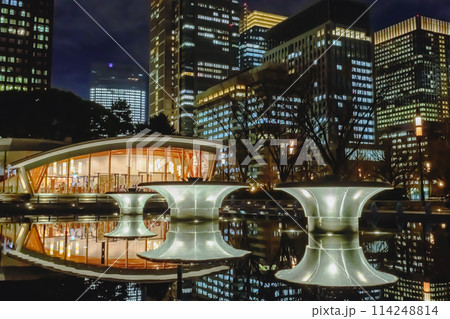 和田倉噴水公園の夜景と噴水のリフレクション 114248814