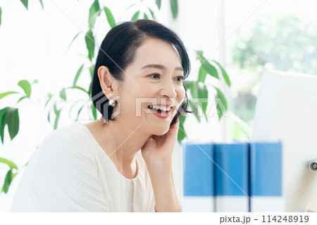 オフィスでパソコン操作をするビジネスウーマン オフィスでパソコン操作をするビジネスウーマン 114248919